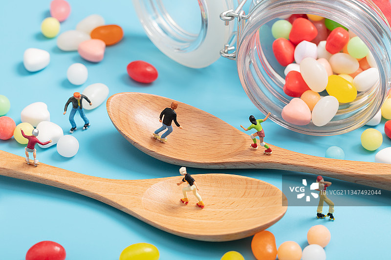 微缩创意打翻的糖果罐里木勺上轮滑滑板青少年图片素材