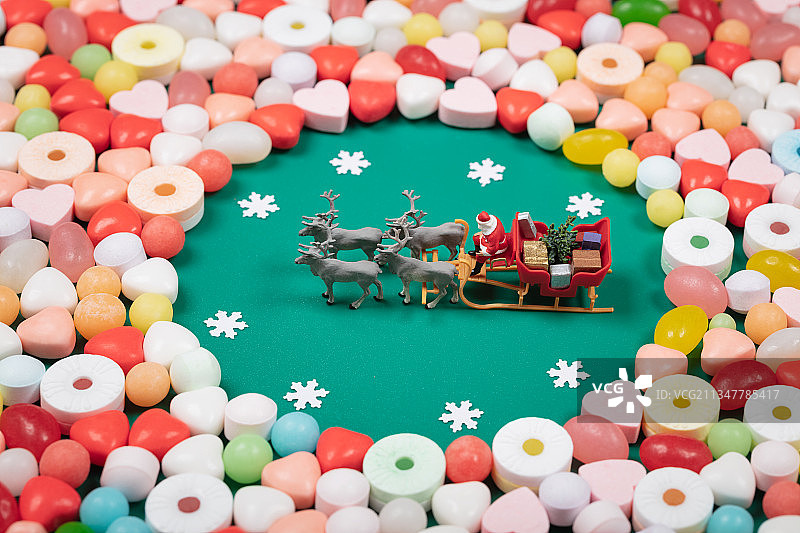 微缩创意各色糖果圣诞老人和驯鹿车图片素材