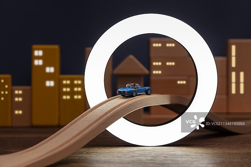 微缩创意夜晚积木智慧城市光圈高架桥与汽车图片素材