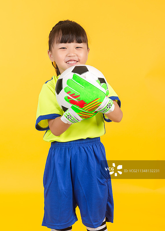 玩足球的小女孩图片素材