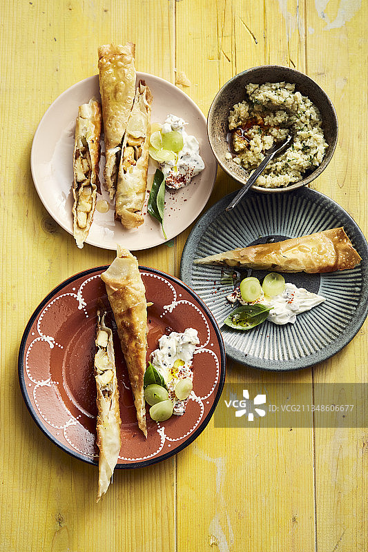 哈罗米和葡萄馅饼卷，苏丹酸乳酪和朝鲜蓟香蒜沙司图片素材