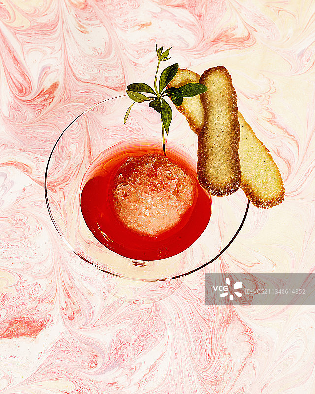 无酒精玫瑰马提尼配葡萄柚冰沙和猫舌饼干图片素材
