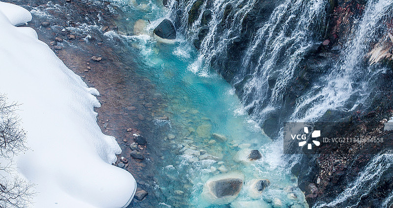 日本冬季旅行，北海道美瑛町，冰蓝色的白须瀑布，自然风光图片素材