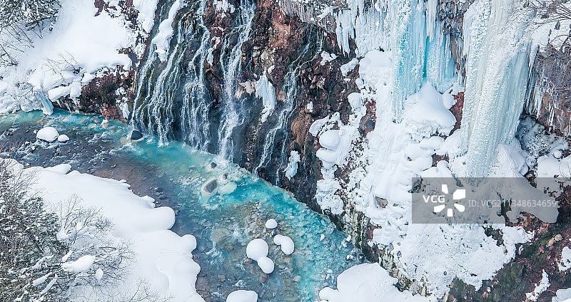 日本冬季旅行，北海道美瑛町，冰蓝色的白须瀑布，自然风光图片素材