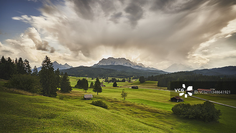 从田纳西的座头鲸草地眺望德国巴伐利亚州的Zugspitze山丘。图片素材