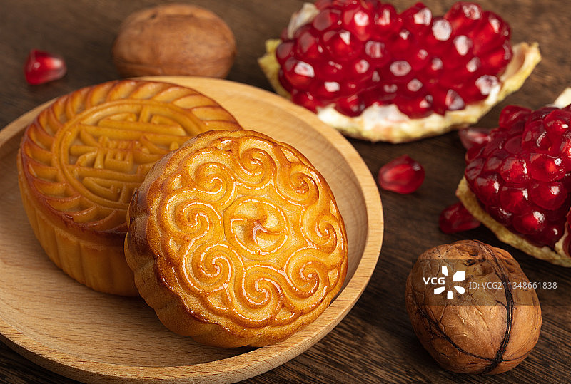 中秋节木桌上的石榴核桃月饼图片素材
