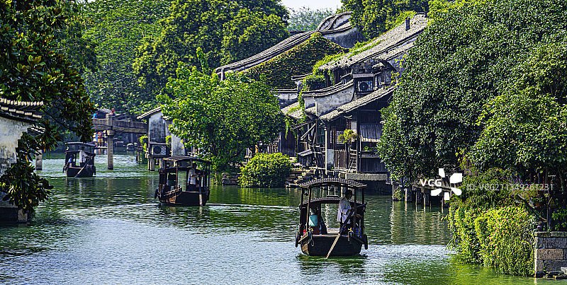 亚洲中国乌镇，渡船穿行于水道之间图片素材