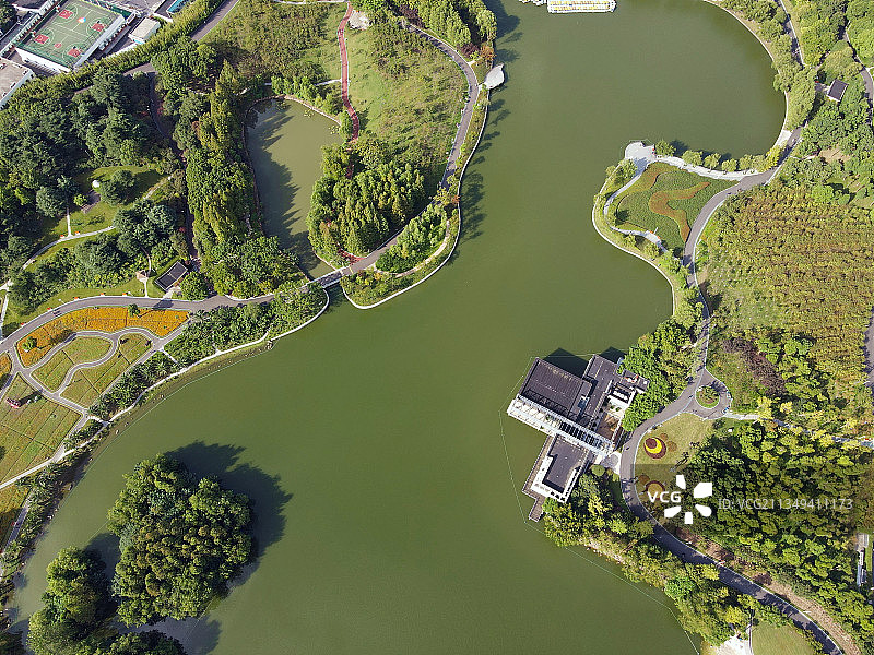 航拍上海大宁郁金香公园会议中心附近人工湖图片素材