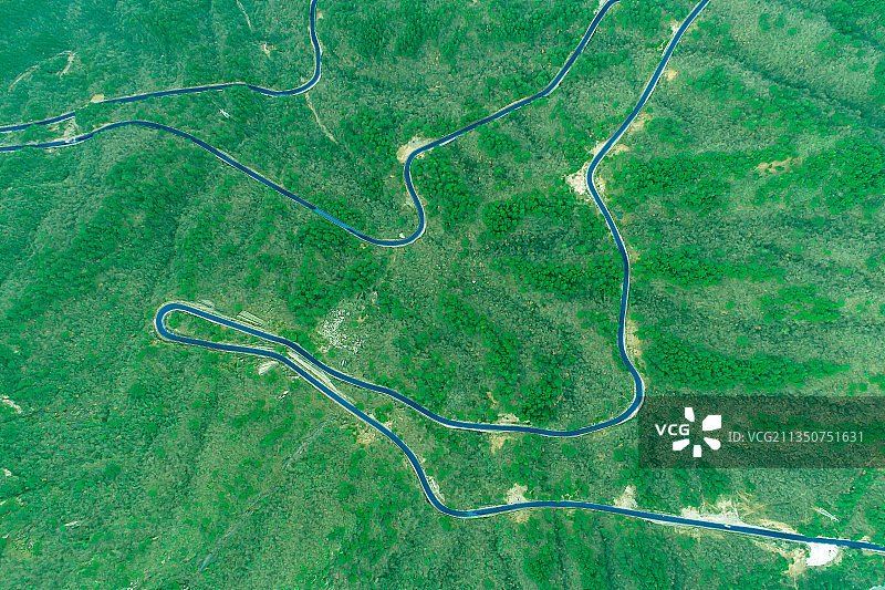 航拍安徽大山里蜿蜒的盘山公路图片素材