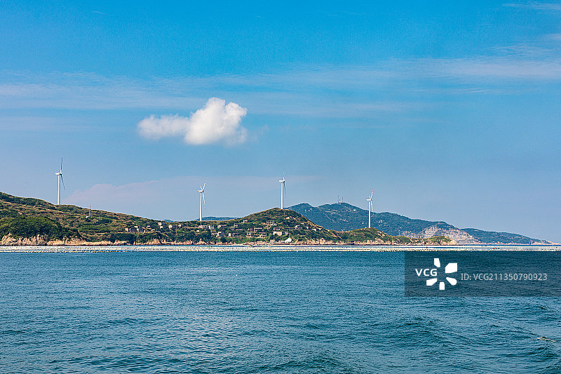 浙江省舟山市嵊泗列岛绿化岛海上风力发电机车图片素材