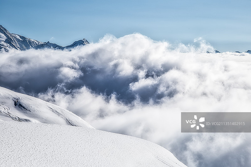 法国帕西，雪山与天空的风景图片素材