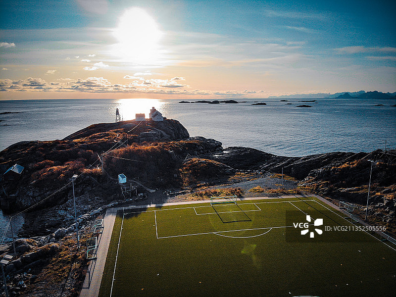 挪威北欧欧洲北极圈航拍世界尽头足球场航拍逆光运动球场足球图片素材