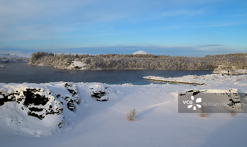 冰岛东北地区，冬季天空映衬下的湖泊风景图片素材