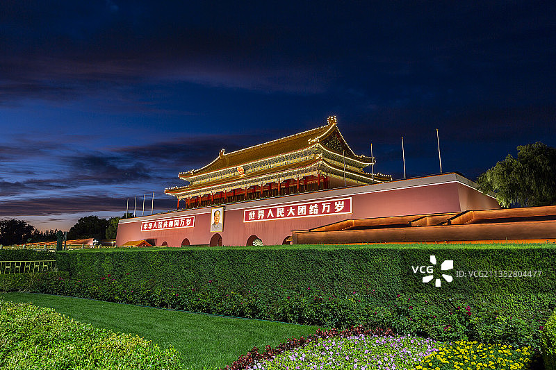金秋时节的北京天安门城楼夜景图片素材