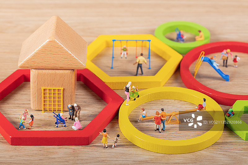微缩创意积木游乐场玩耍的儿童和游乐设施图片素材