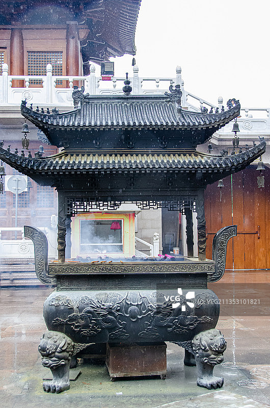 上海静安寺里的香炉和塔图片素材