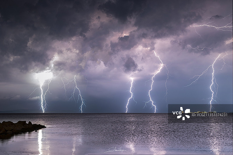 法国普罗旺斯，闪电在风暴云的海上风景图片素材