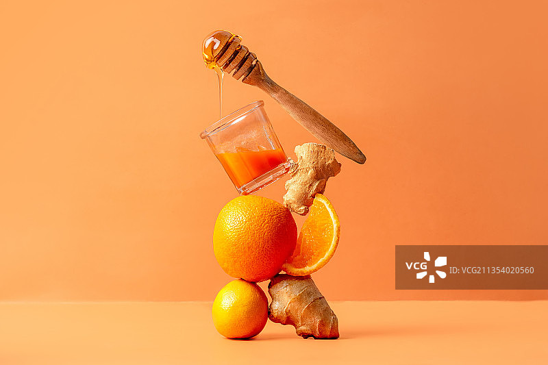 橙色背景下的瓶中橙汁特写图片素材