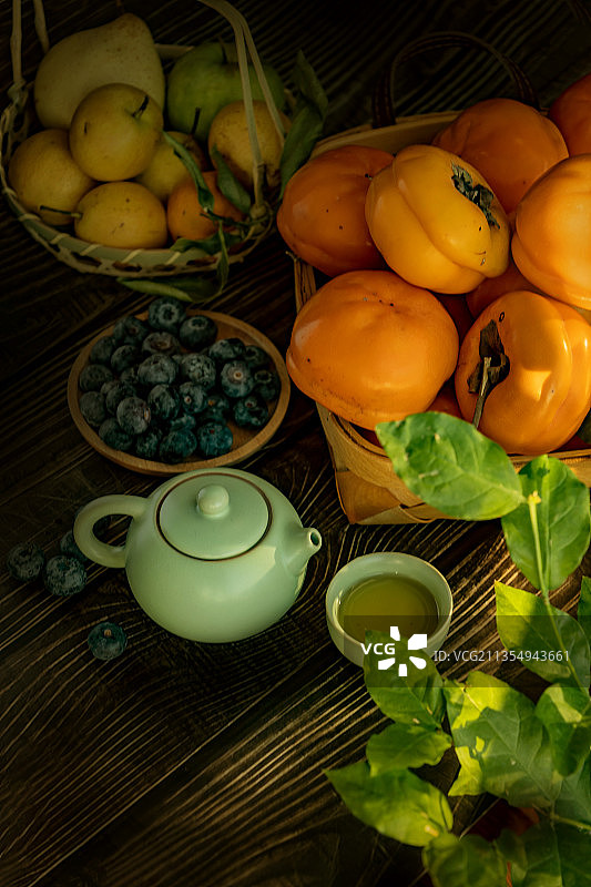 丰收的季节 茶壶和水果的故事图片素材