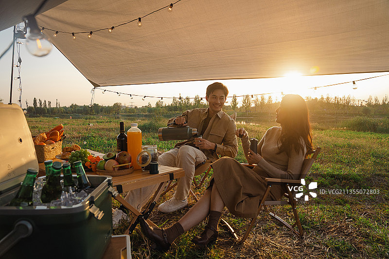 情侣在户外露营地野餐图片素材