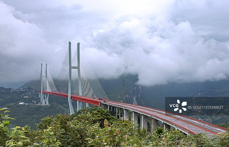 云雾中的北盘江大桥图片素材