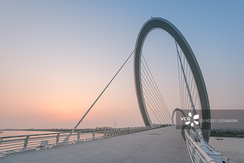夕阳下的中国江苏南京的南京眼步行桥的道路建筑图片素材