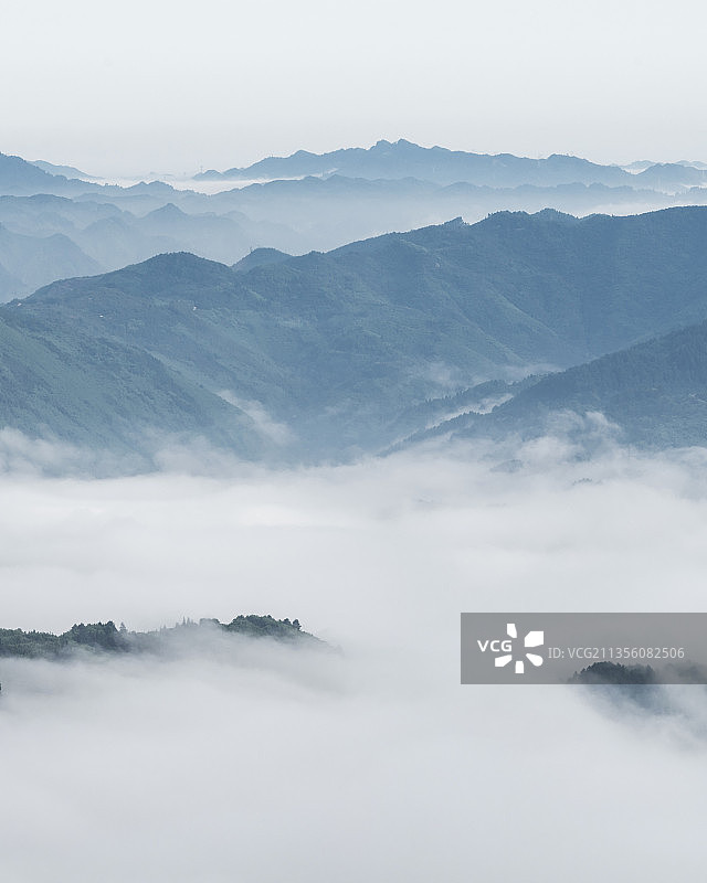 晨雾中的重庆綦江区黑山谷自然风光图片素材