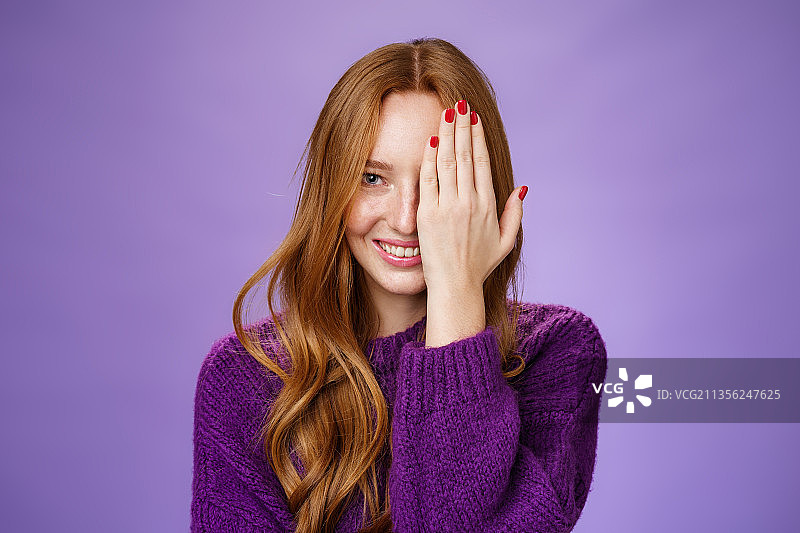 紫色背景下微笑的年轻女子的肖像图片素材