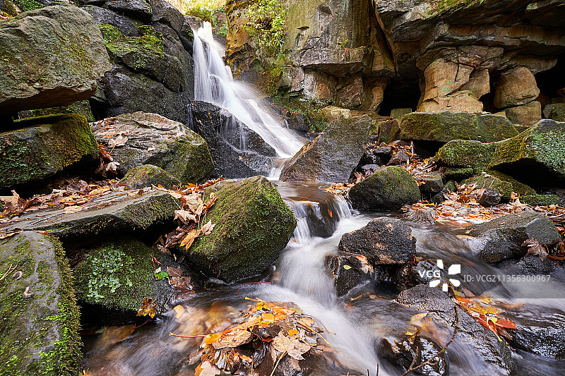 英国马特洛克，拉姆斯代尔，森林瀑布的风景图片素材