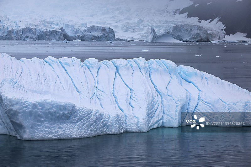 南极洲天堂湾冰冻湖的风景图片素材
