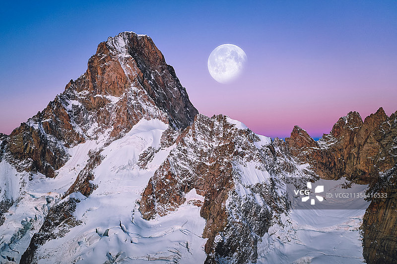 夜幕下白雪皑皑的山景图片素材