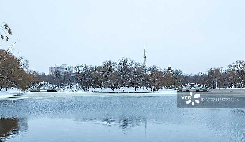 黑龙江省齐齐哈尔市龙沙公园劳动湖初冬雪后景色图片素材