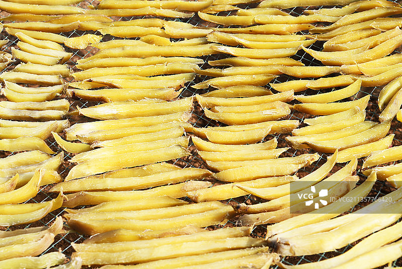 山东枣庄农民将地瓜蒸熟切成条状，晾晒后做成休闲保健食品销售图片素材