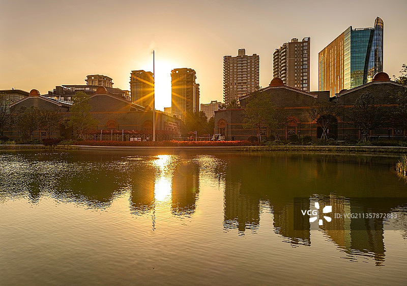 夕阳黄昏下的上海太平桥公园.上海全国一大会址会议纪念馆倒影图片素材