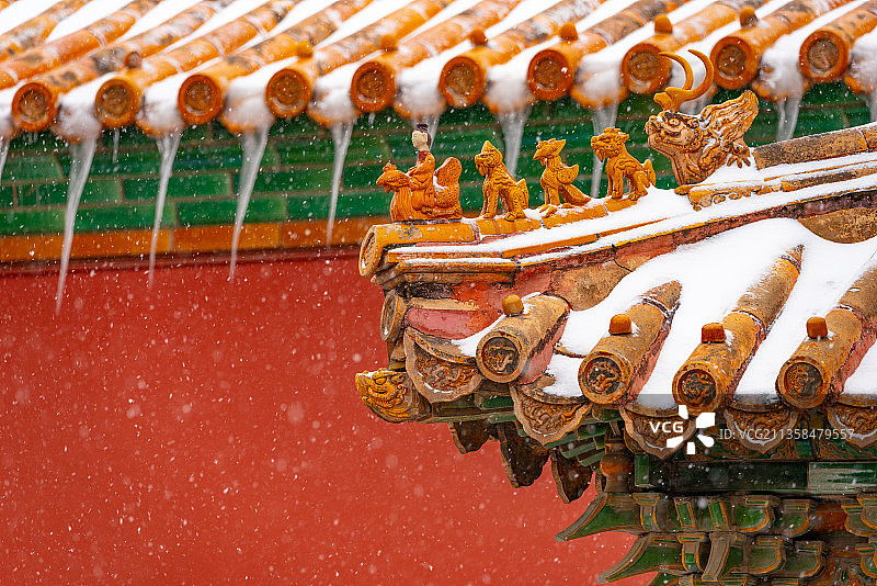 雪中故宫的屋檐角兽图片素材
