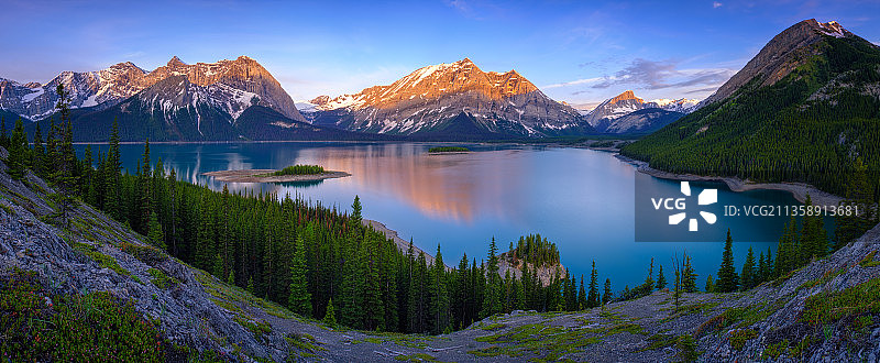 湖和山的全景映衬着天空，加拿大卡纳纳斯基斯图片素材