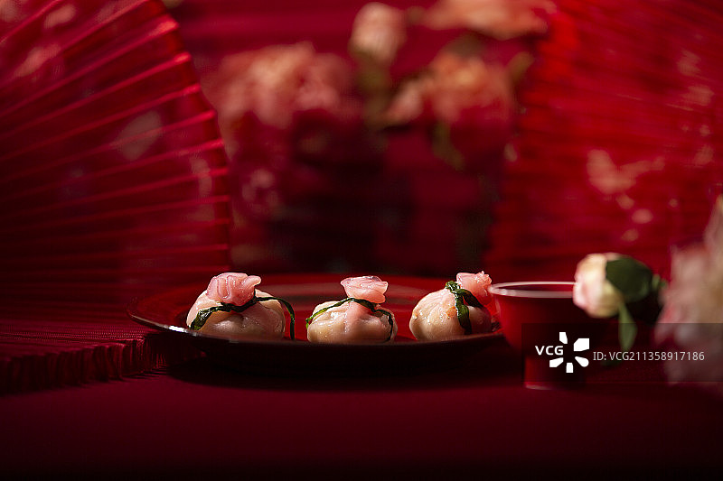 春节美食系列花开富贵，面食点心福袋和小酒杯静物图片素材