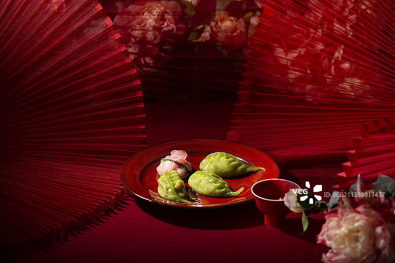 春节美食系列花开富贵，面食点心福袋、麦穗蒸饺和桂花酒静物图片素材