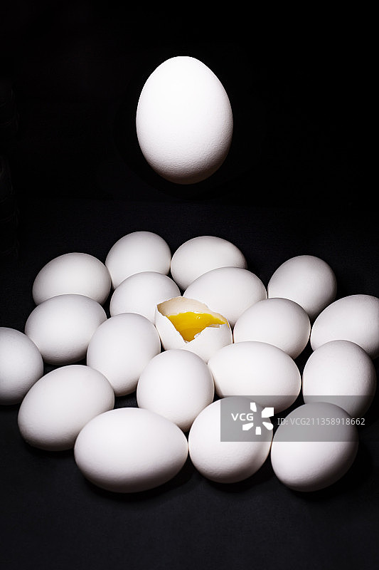 桌子上的鸡蛋在黑色背景下的特写图片素材