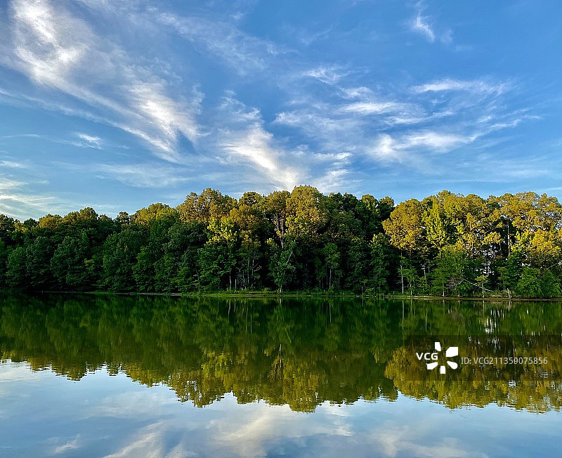 树木与天空相映的湖景图片素材