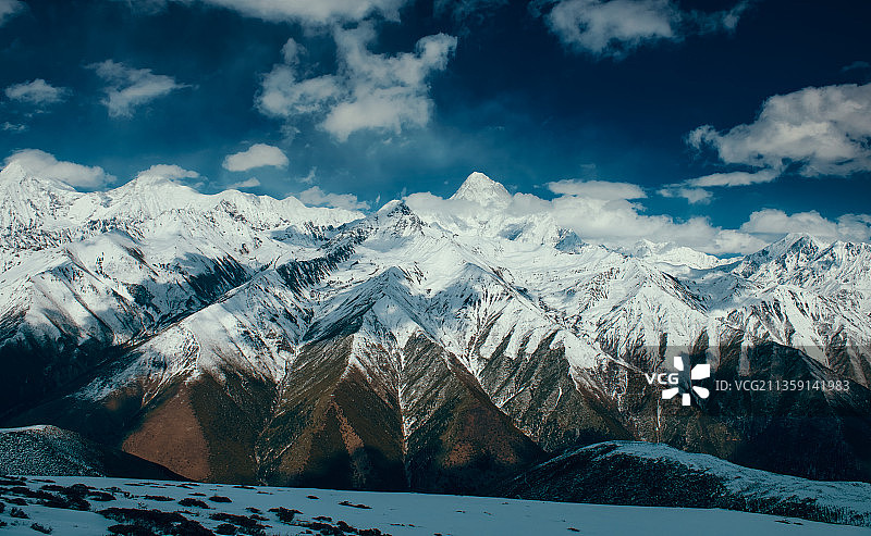 白雪皑皑的群山映衬着天空图片素材