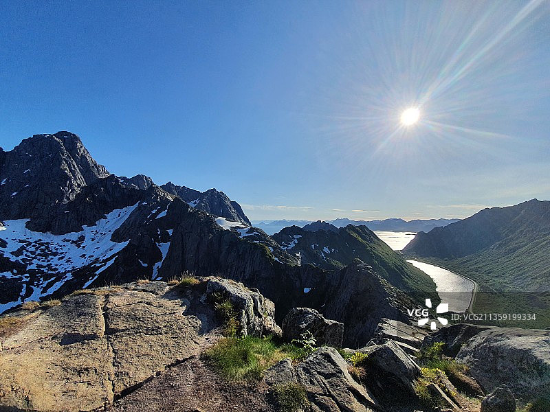 挪威罗浮敦，碧空映衬下的山景图片素材