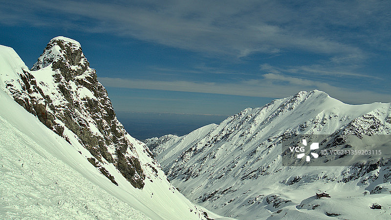 罗马尼亚，白雪皑皑的山脉映衬着天空的景色图片素材