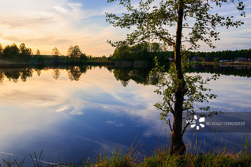 白俄罗斯，日落时湖面对天空的景色图片素材