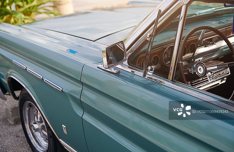 美国，弗罗里达州一辆老式汽车的前座和驾驶座。编辑图片图片素材