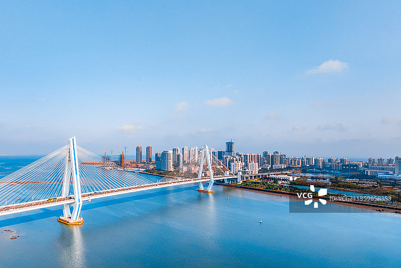 中国海南海口海甸河世纪大桥高视角晴天风光图片素材