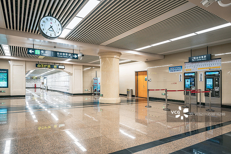 中国哈尔滨2号线地铁站内部空间图片素材
