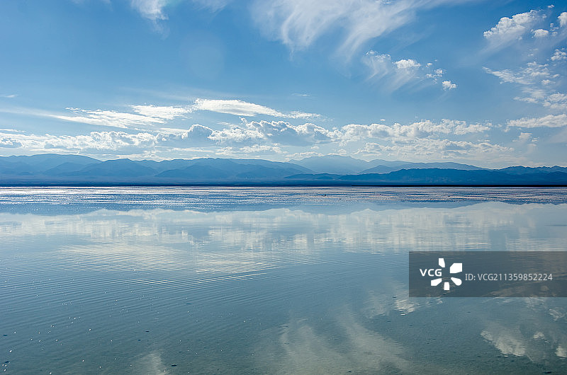 蓝天白云下的中国青海海西茶卡盐湖倒影图片素材