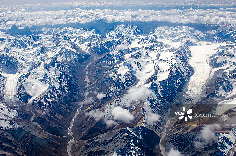 新疆上空航拍雪山和云图片素材