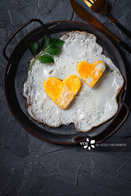 自制煎蛋在一个老式平底锅灰色的背景图片素材